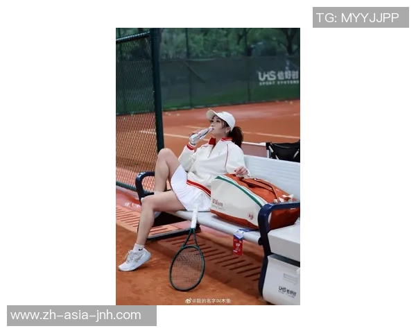 张靓颖携手自由足球展现个人魅力与运动精神的完美结合